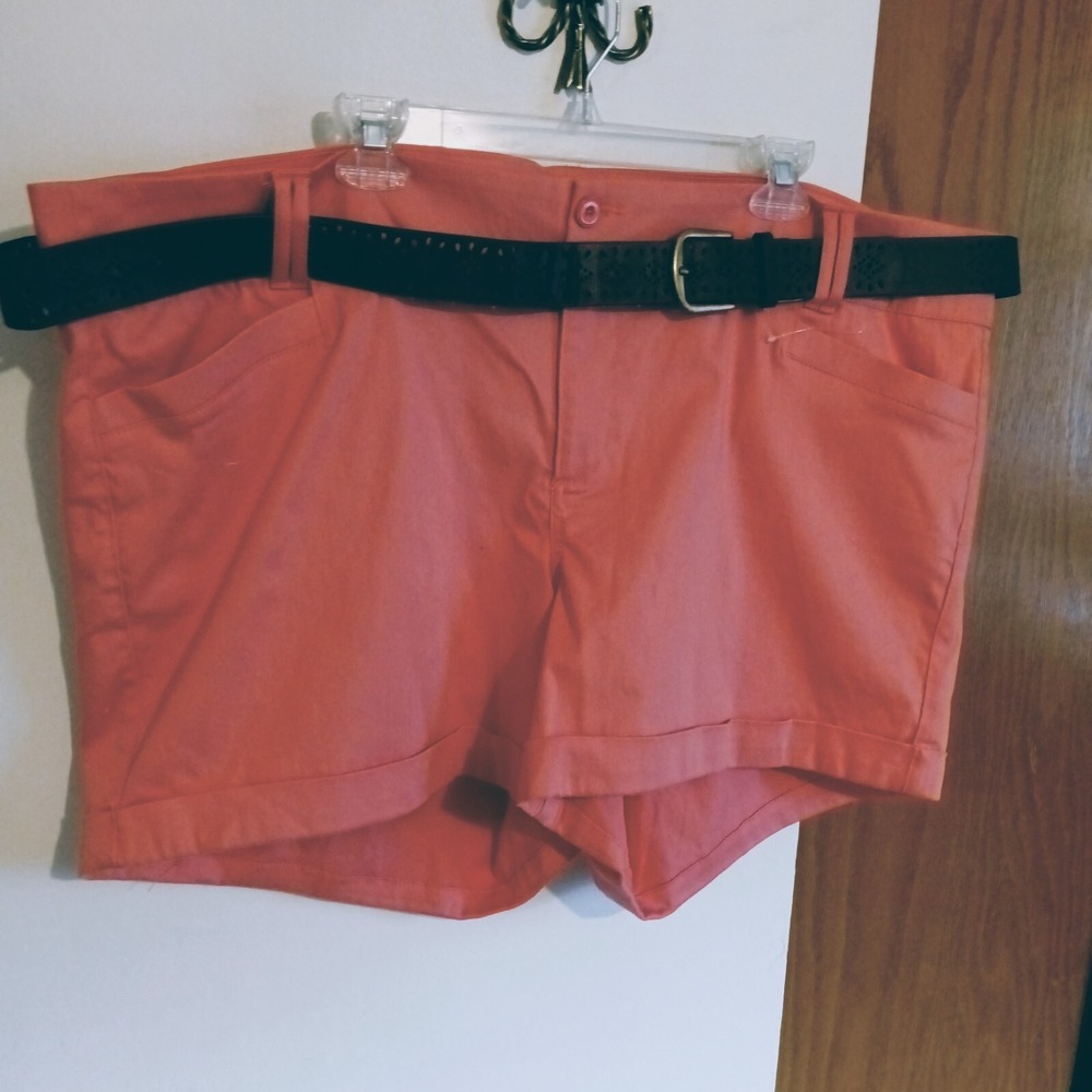 NWT – Torrid Women's Salmon Coral Roll Cuff Belted Denim Shorts - Size 26